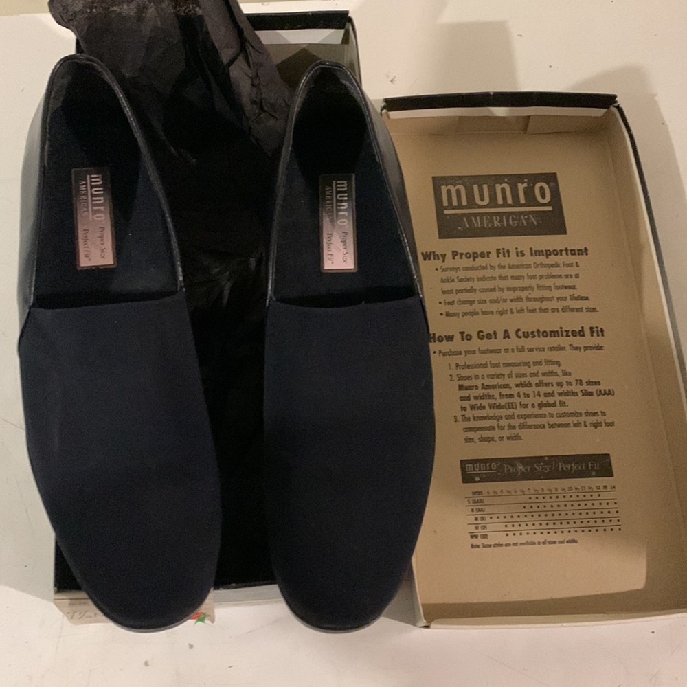 7.5 Munro American proper size perfect fit Vitoria Navy stretch/leather heels